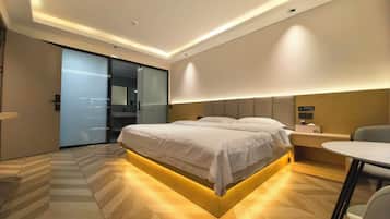 Habitación Deluxe doble, 1 cama de matrimonio grande, vistas al patio | Escritorio, espacio para trabajar con un portátil, wifi gratis