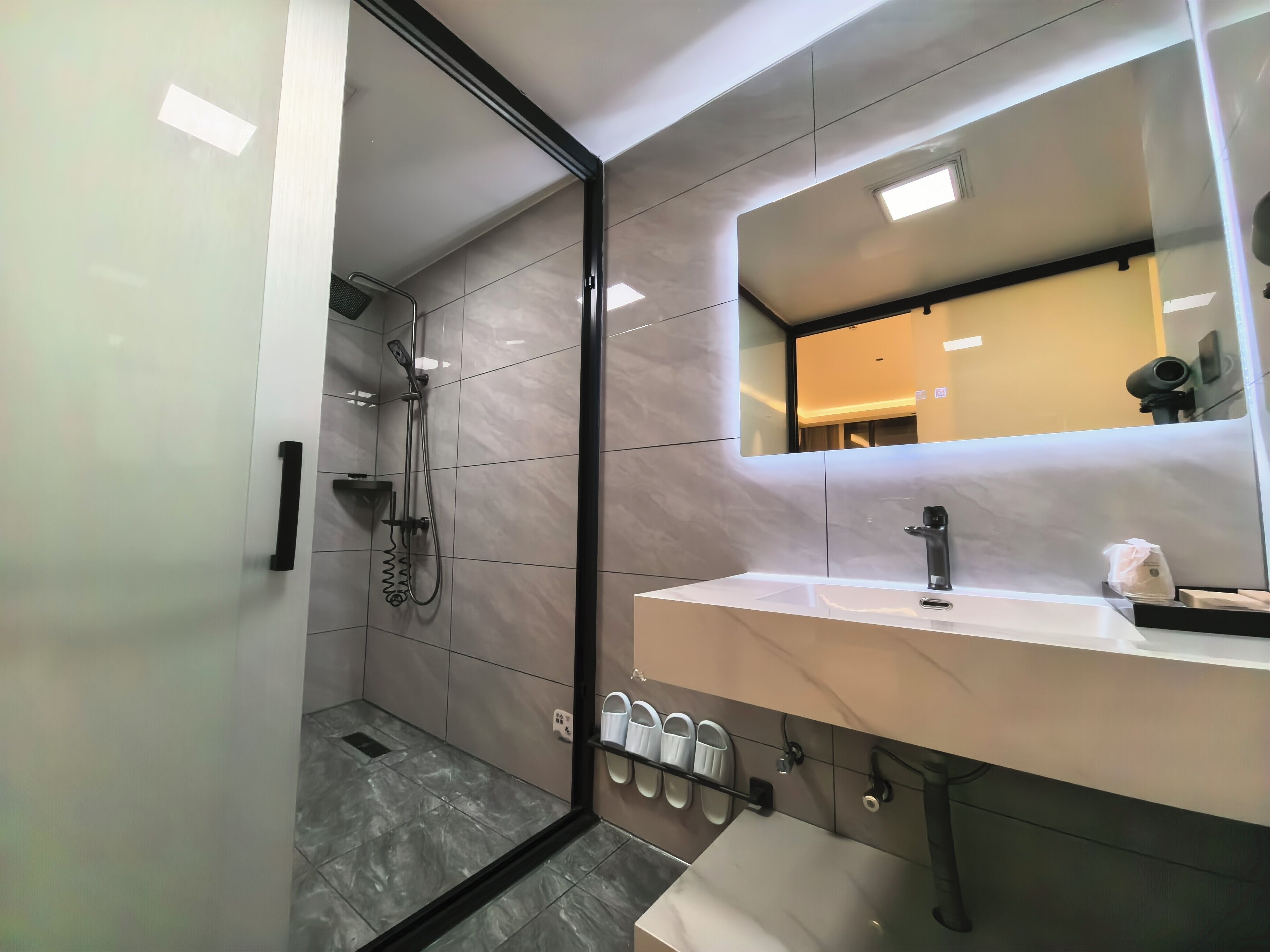 Habitació doble Deluxe, 1 llit de matrimoni gran, vistes al pati | Bany | Articles de tocador gratuïts, assecador de cabells, tovalloles i sabó 