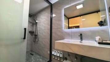 Habitació doble Deluxe, 1 llit de matrimoni gran, vistes al pati | Bany | Articles de tocador gratuïts, assecador de cabells, tovalloles i sabó