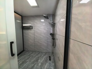 Deluxe-Doppelzimmer, 1 King-Bett, Blick auf den Innenhof | Badezimmer | Kostenlose Toilettenartikel, Haartrockner, Handtücher, Seife