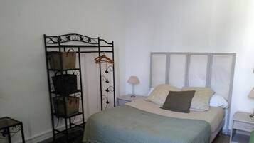 Een strijkplank/strijkijzer, wifi, beddengoed