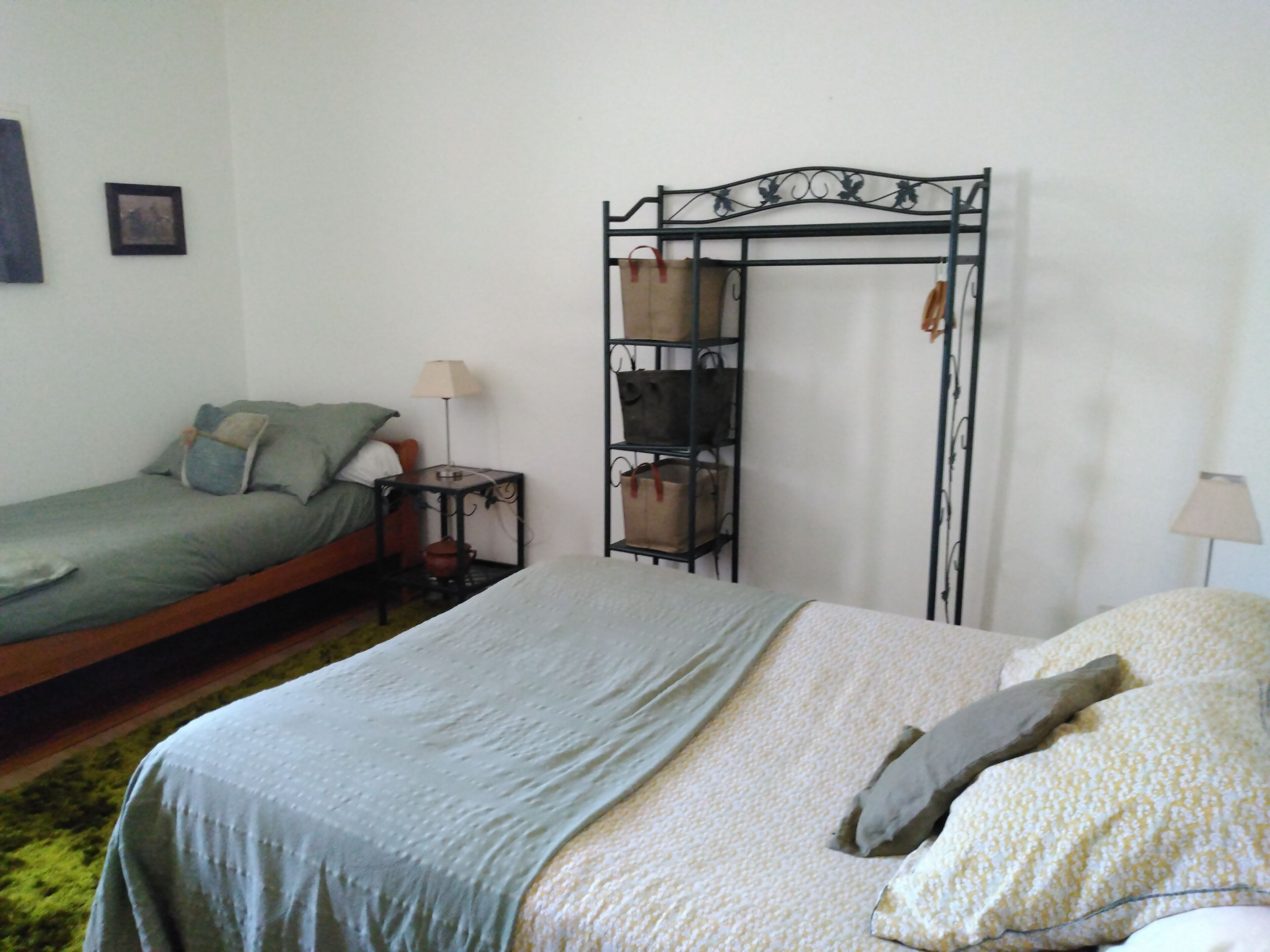 Tabla de planchar con plancha, wifi y ropa de cama 