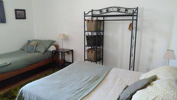 Tabla de planchar con plancha, wifi y ropa de cama