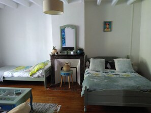 Tabla de planchar con plancha, wifi y ropa de cama 