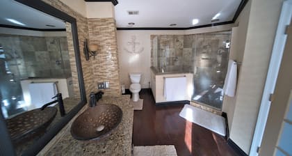 Private Resort! 100" Home Theater, HotTub, Pool, Basketball Court, extra games