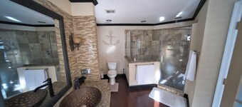 Private Resort! 100" Home Theater, HotTub, Pool, Basketball Court, extra games
