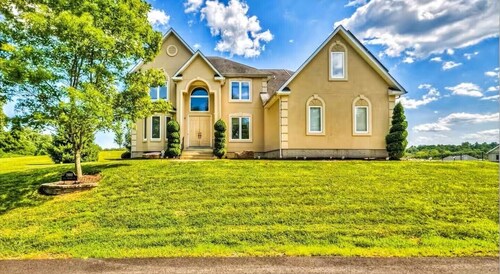 Private Resort! 100" Home Theater, HotTub, Pool, Basketball Court, extra games