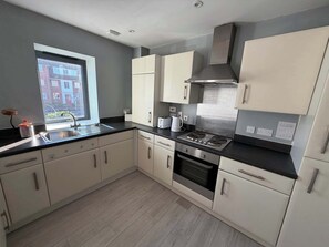 Fridge, oven, stovetop, toaster - Spacious 1BDR Apartment in Morden London (Greater London)