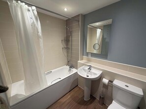 Shower - Spacious 1BDR Apartment in Morden London (Greater London)