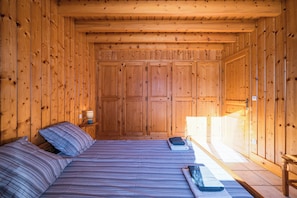 Tabla de planchar con plancha, wifi y ropa de cama 