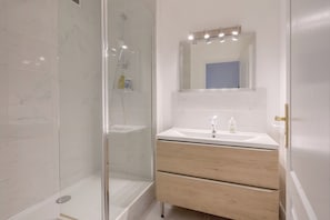 Shower, hair dryer, towels