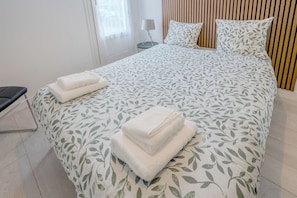 Iron/ironing board, WiFi, bed sheets
