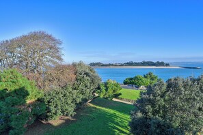 A coastal landscape with a clear view of the sea, a grassy area, and trees. - Le Nid Marin - Wifi - 200m mer et port (Le Croisic)