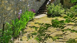 A stone building with a wooden staircase leading to a balcony. - Le Villard - Montagne - Wifi (VILLARD REYMOND)