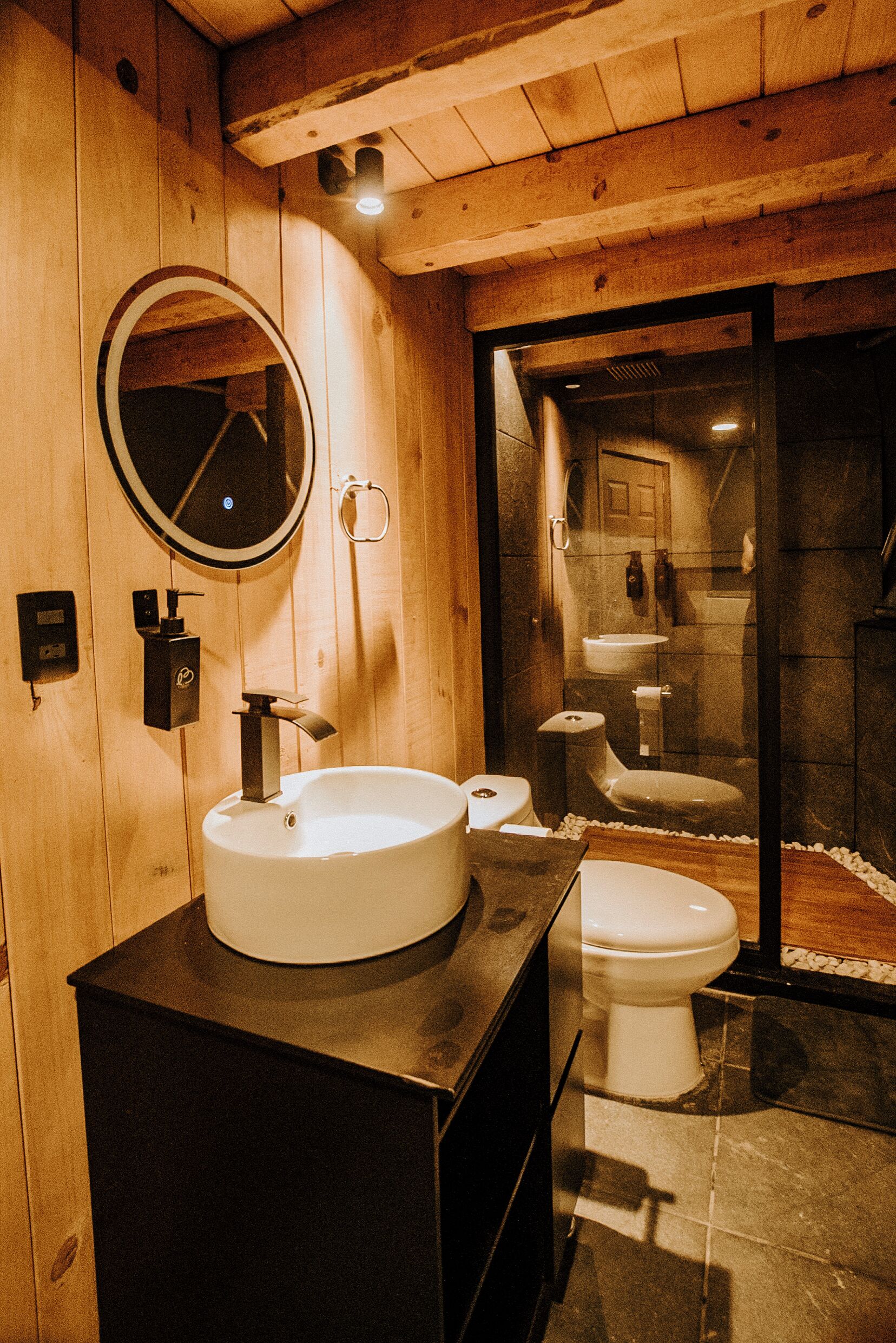 Een douche, handdoeken, toiletpapier