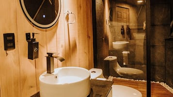 Een douche, handdoeken, toiletpapier