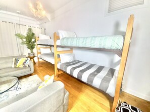 1 bedroom, iron/ironing board, travel cot, WiFi - Ping Pong Table,Near downtown,Ohio City! (Cleveland)