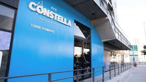 Un bâtiment bleu portant l’inscription « Kyo Constellia, zone de start-up, Torre Ponce ».