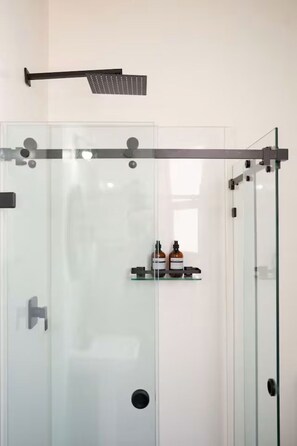 Shower - Modern & Stylish City Stay for 4 | Double Parking (Monterrey)