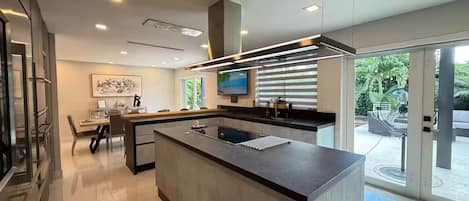 Coffee/tea maker, fridge, microwave, oven