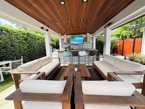 Outdoor dining - Greenview Villa/Luxury Heated Pool Home Golf View (Miami)