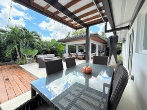 Outdoor dining - Greenview Villa/Luxury Heated Pool Home Golf View (Miami)