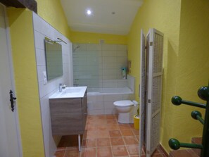 Shower, hair dryer, towels, soap - 18th century residence - Vézère Valley. Pets welcome! (Le Bugue)