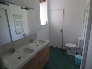 Shower, hair dryer, towels, soap - 18th century residence - Vézère Valley. Pets welcome! (Le Bugue)