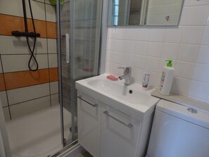 Shower, hair dryer, towels, soap - 18th century residence - Vézère Valley. Pets welcome! (Le Bugue)