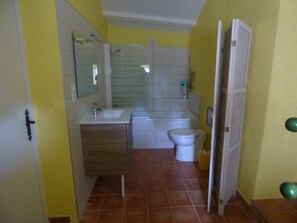 Shower, hair dryer, towels, soap - 18th century residence - Vézère Valley. Pets welcome! (Le Bugue)