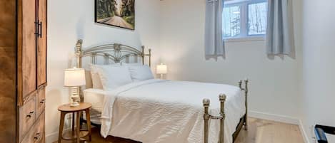 Escritorio, tabla de planchar con plancha, wifi gratis y ropa de cama