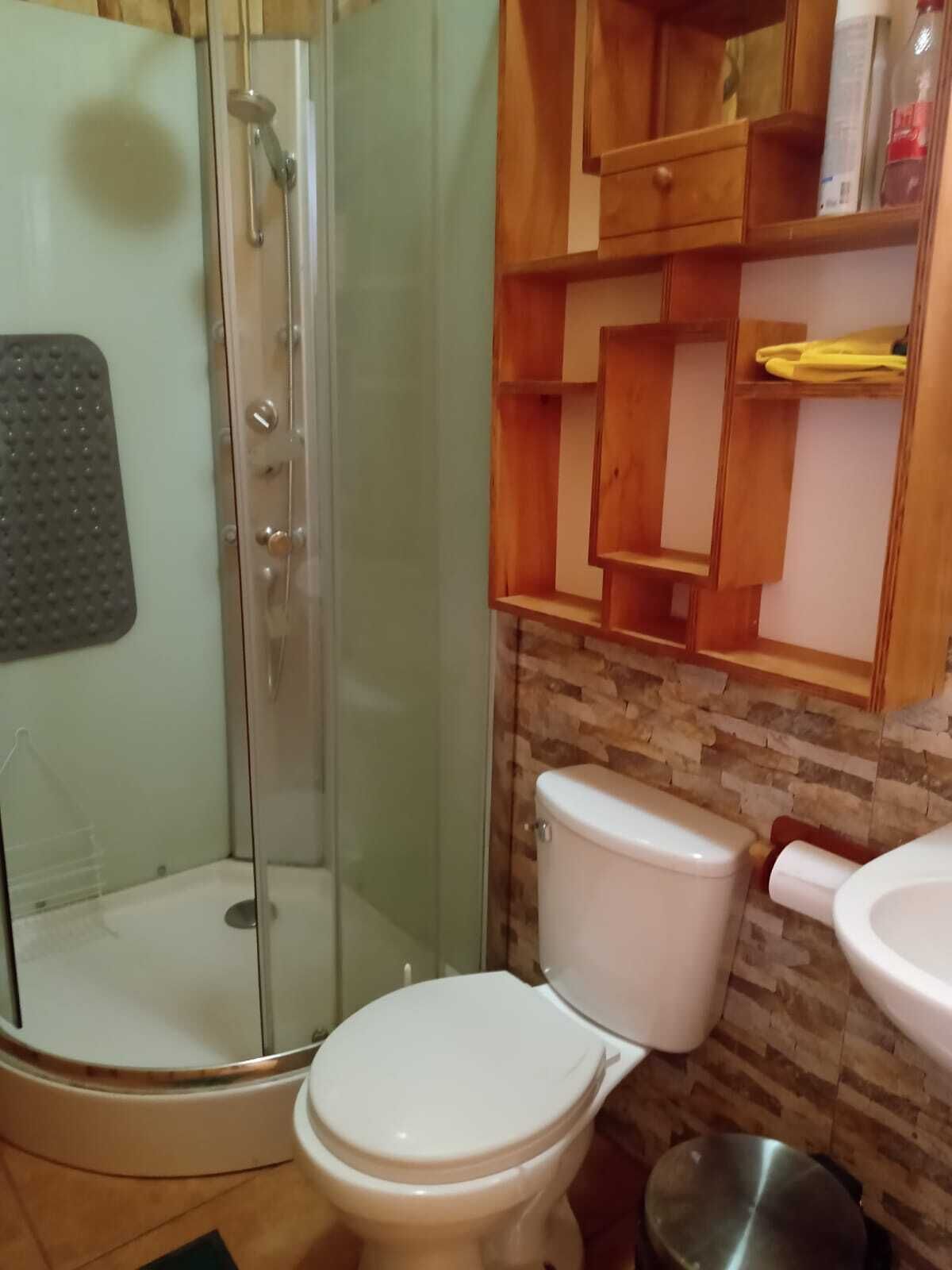 Hårføner, håndklær og toalettpapir