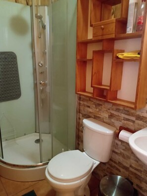 Hårføner, håndklær og toalettpapir