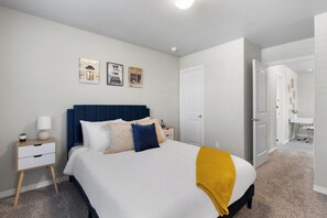 3 bedrooms, desk, iron/ironing board, free WiFi - Luxurious La Salle with Hot Tub (Loveland)