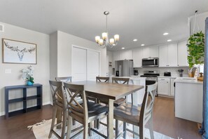 Dining - Luxurious La Salle with Hot Tub (Loveland)
