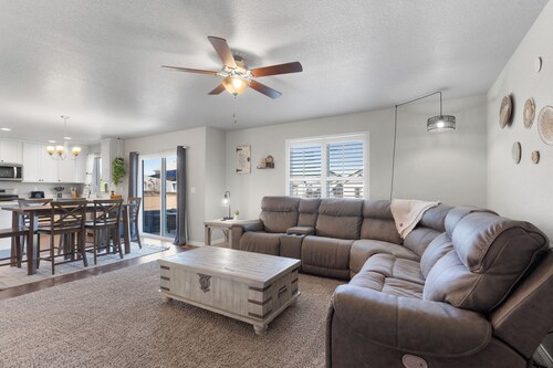 Luxurious La Salle with Hot Tub