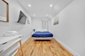 2 bedrooms, iron/ironing board, internet