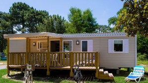 A mobile home with a porch, a bicycle, and a beach chair. - Palmyre - Privilège 4 - 8p (Les Mathes)