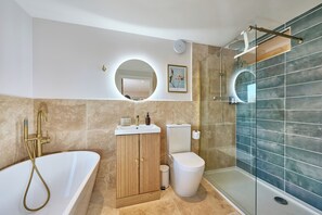 Een douche, een haardroger, handdoeken, zeep