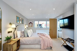 Iron/ironing board, Internet, bed sheets - Stylish 4 bed home in Old Trafford next to MUFC (Stretford)