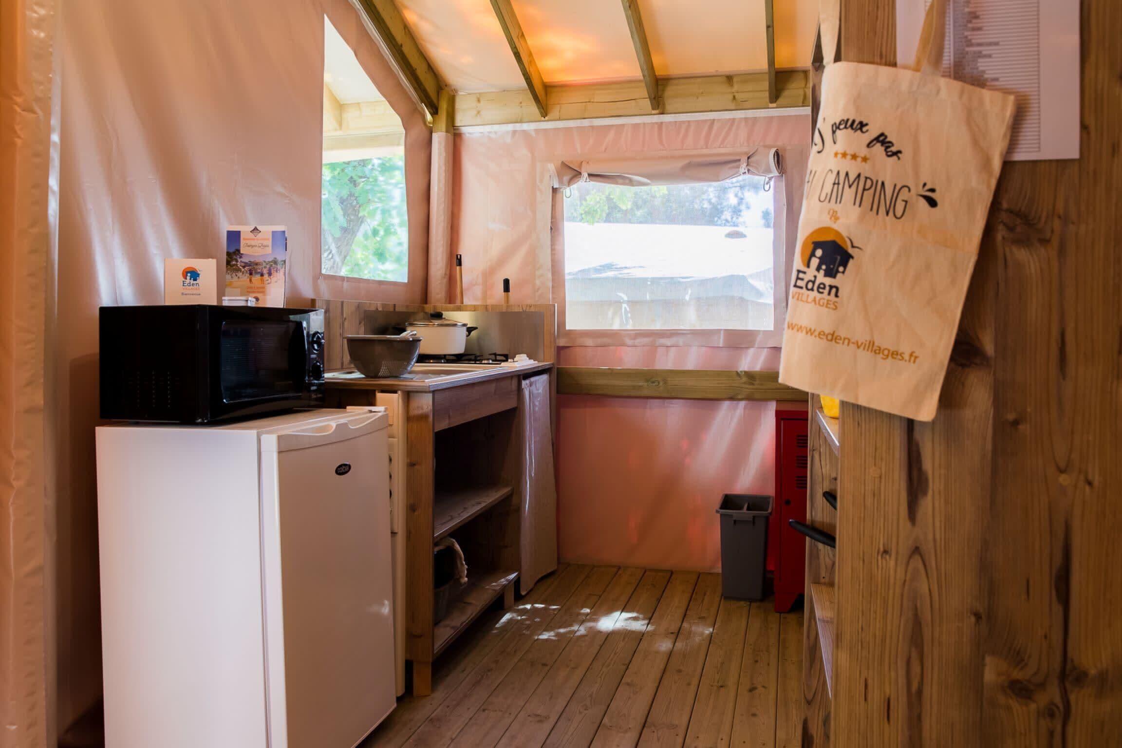 Réfrigérateur, micro-ondes, plaque de cuisson, cafetière/bouilloire