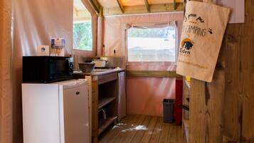 Een koelkast, een magnetron, een kookplaat