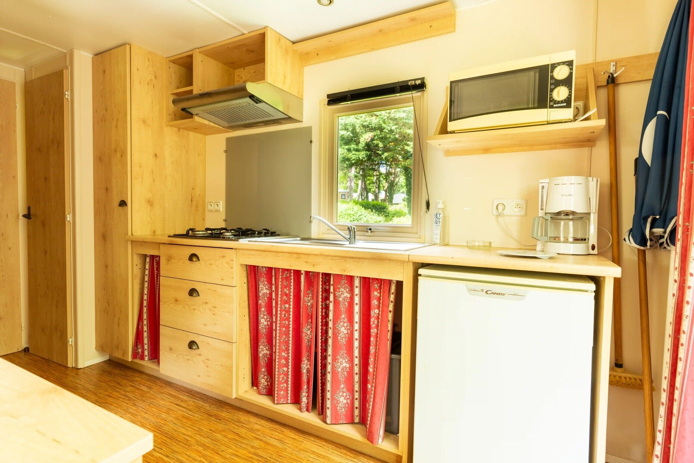 Réfrigérateur, micro-ondes, plaque de cuisson, cafetière/bouilloire