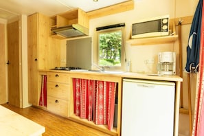 Réfrigérateur, micro-ondes, plaque de cuisson, cafetière/bouilloire