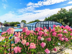 Una piscina cubierta, una piscina climatizada
