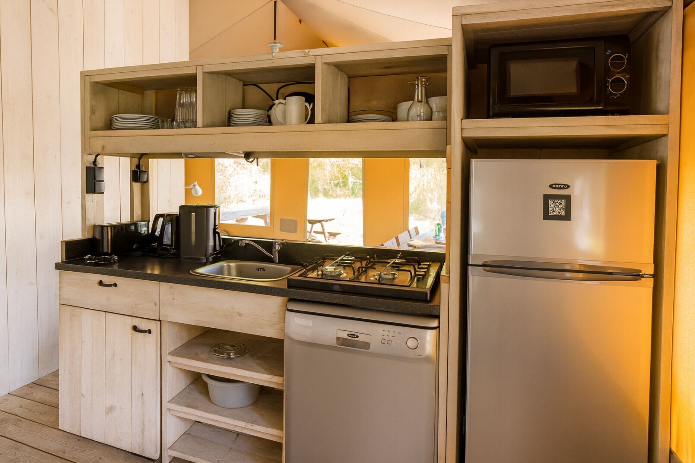 Een koelkast, een microgolfoven, een kookplaat, een vaatwasser