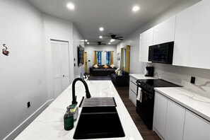 Fridge, microwave, stovetop, dishwasher - EPIC Retreat Near Beach/Hard Rock/Private Backyard (Hollywood)
