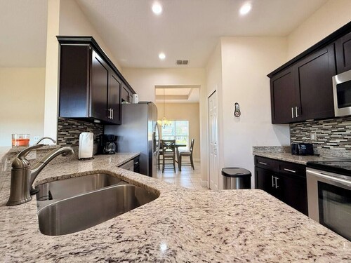 Cozy 2BR w/Workspace & Yard Near Orlando&Legoland