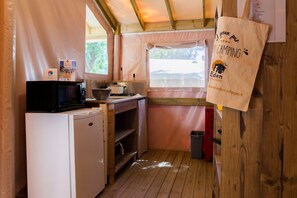 Réfrigérateur, micro-ondes, plaque de cuisson, cafetière/bouilloire