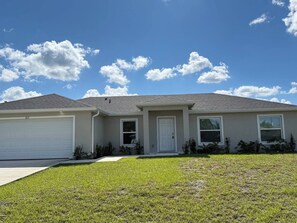 Exterior - New 4-Bedroom Home – Perfect for Your Stay! (Lehigh Acres)